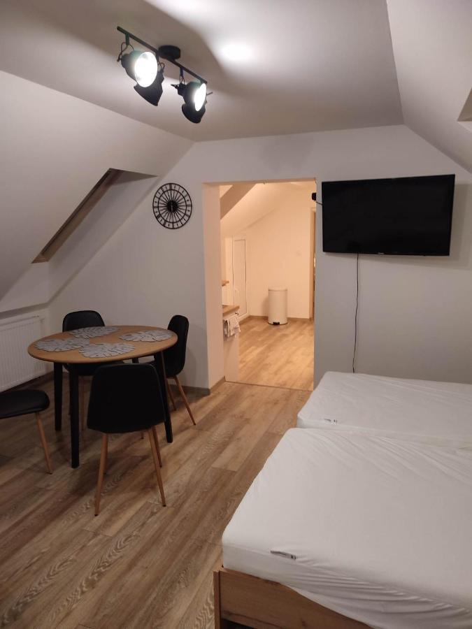 Apartman Tulipan Hnusta Exterior foto